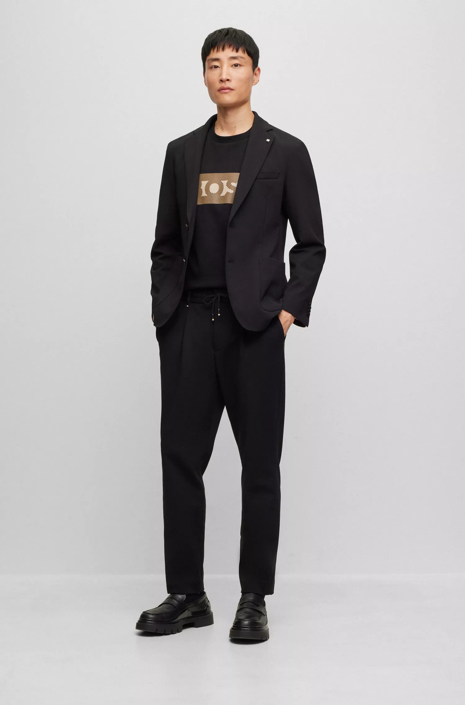 Camiseta BOSS preta em algodão interlock com listras em relevo e logotipo.