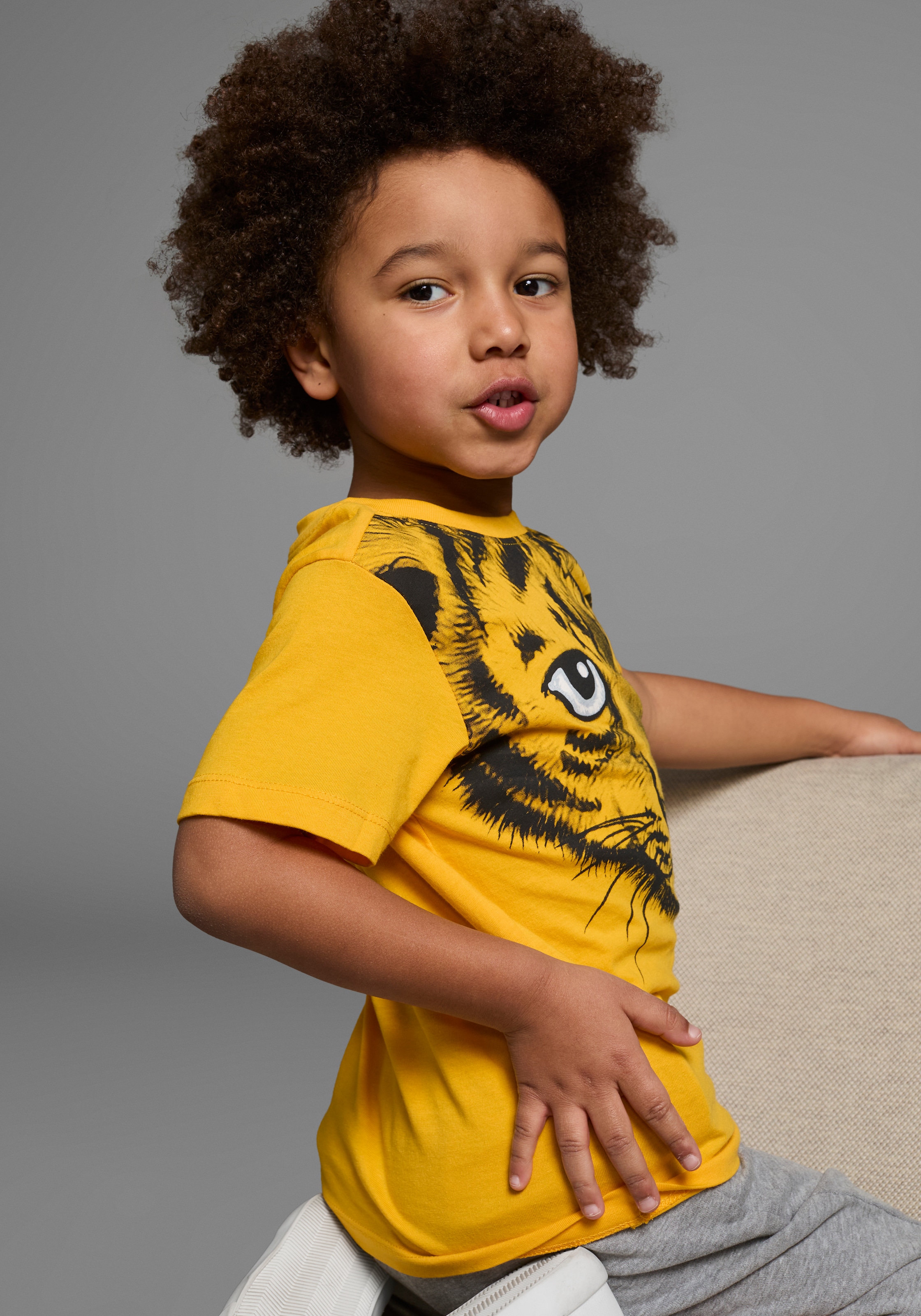 KIDSWORLD T-Shirt »Mit tollem Druck: LITTLE TIGER«, Kurzarm,  Basic-Passform,  mit peppigem Druck,  Rundhalsausschnitt