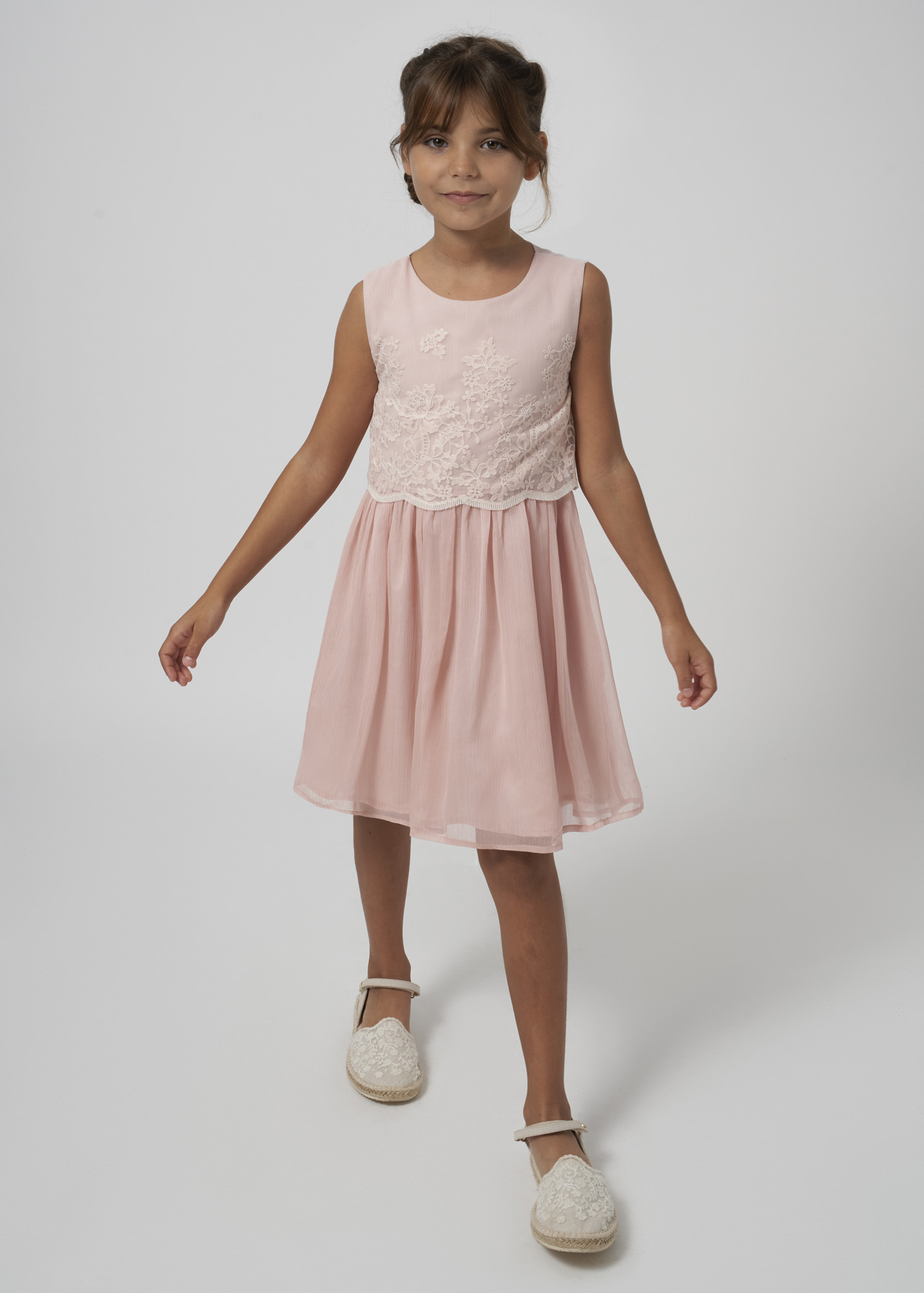 Vestido bordado, combinado com uma cor crua, para menina.