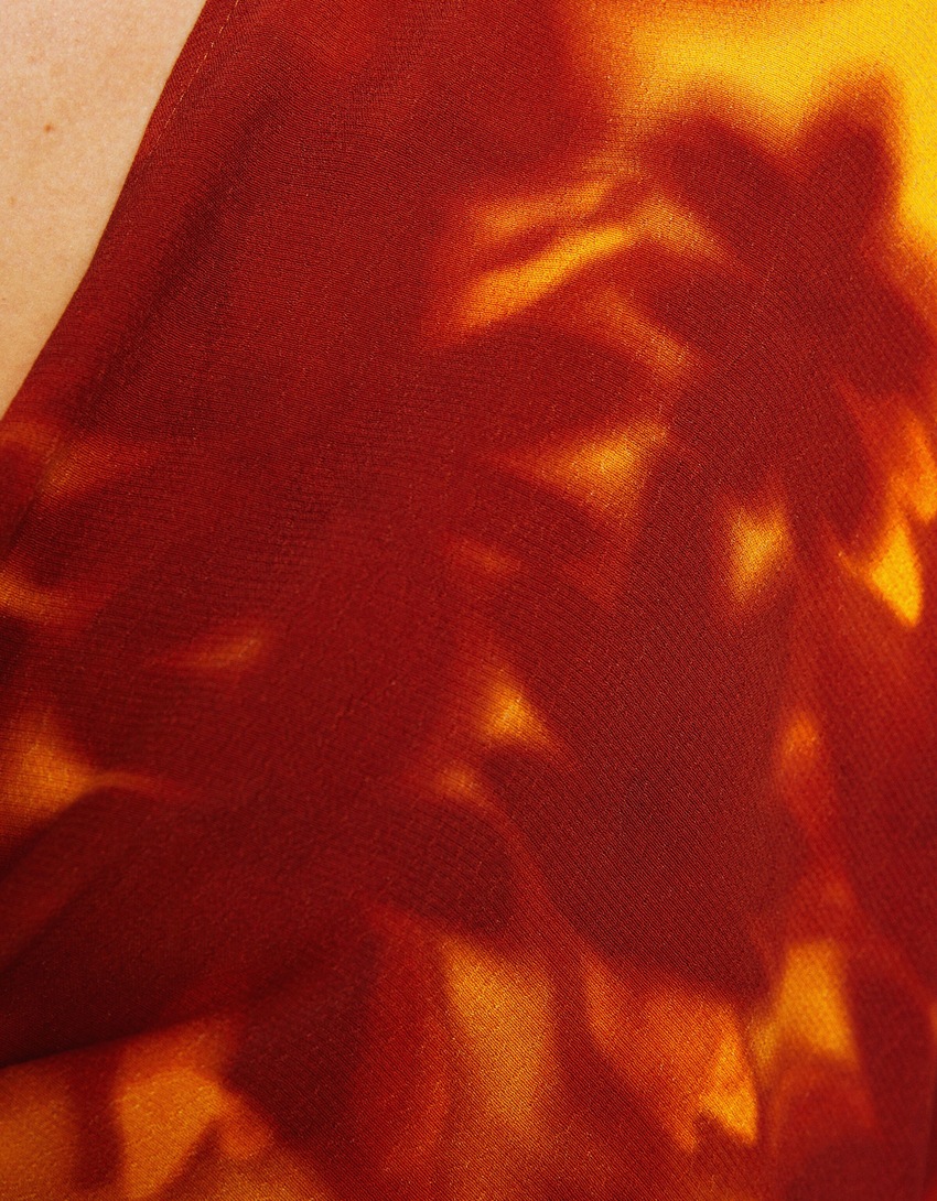 Camisa rústica com efeito quimono e nó.