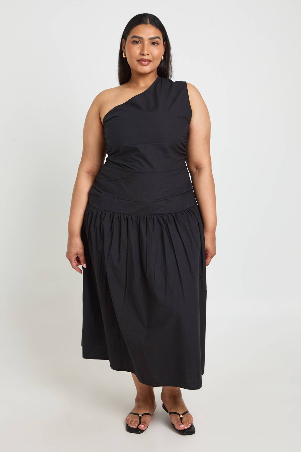 boohoo Robe Midaxi À Une Épaule Froncée En Popeline De Coton Grande Taille