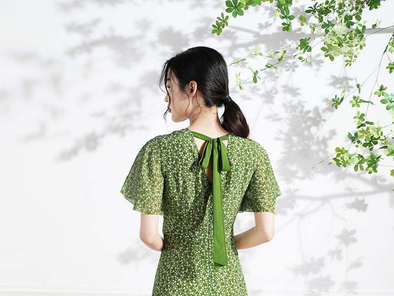ISSOL - Midi-A-lijnjurk met korte mouwen, V-hals, bloemenprint en strikbandjes op de rug