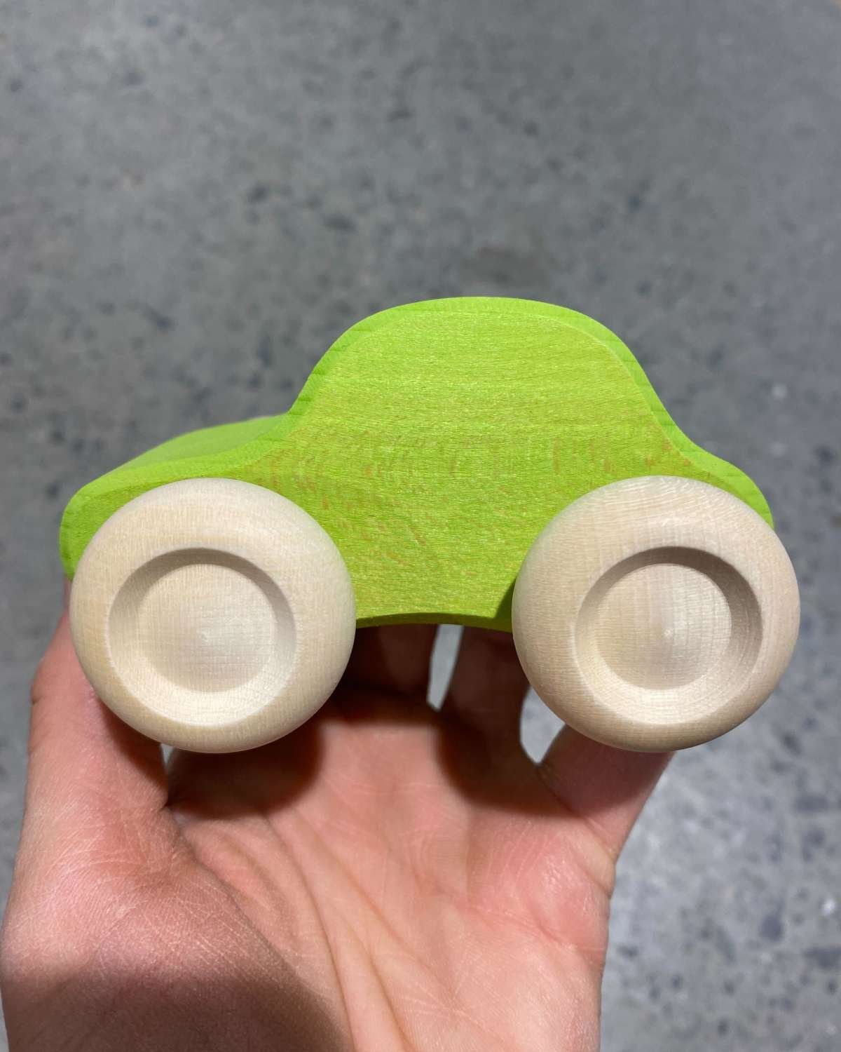 Lekebil i tre – Håndlaget Treleke – 10cm