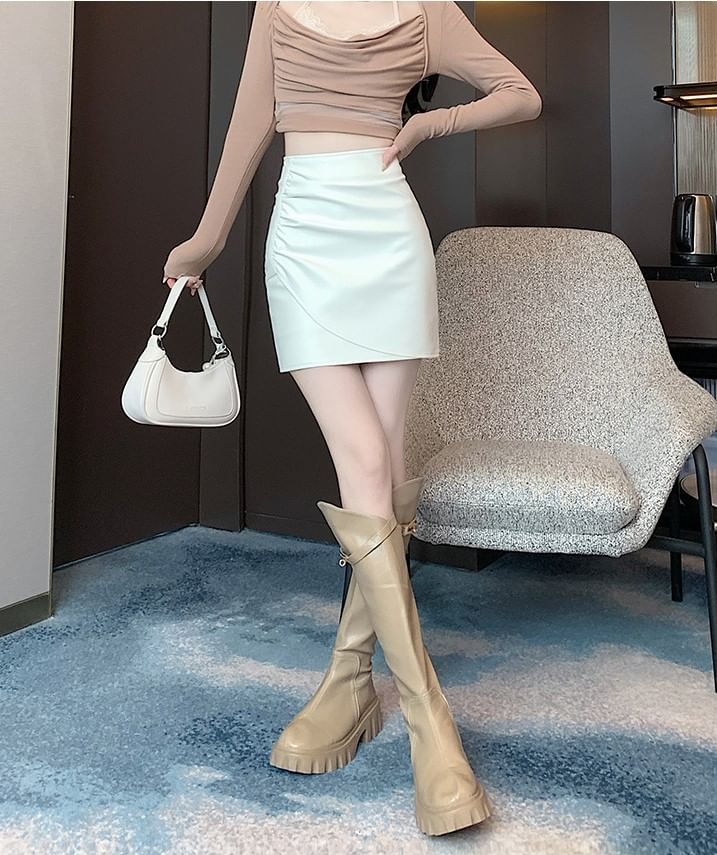 Kira Kira - Hoge taille asymmetrische imitatieleren mini-kokerrok