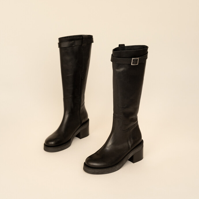 Bottes à talons et détails argentés  en cuir gras noir