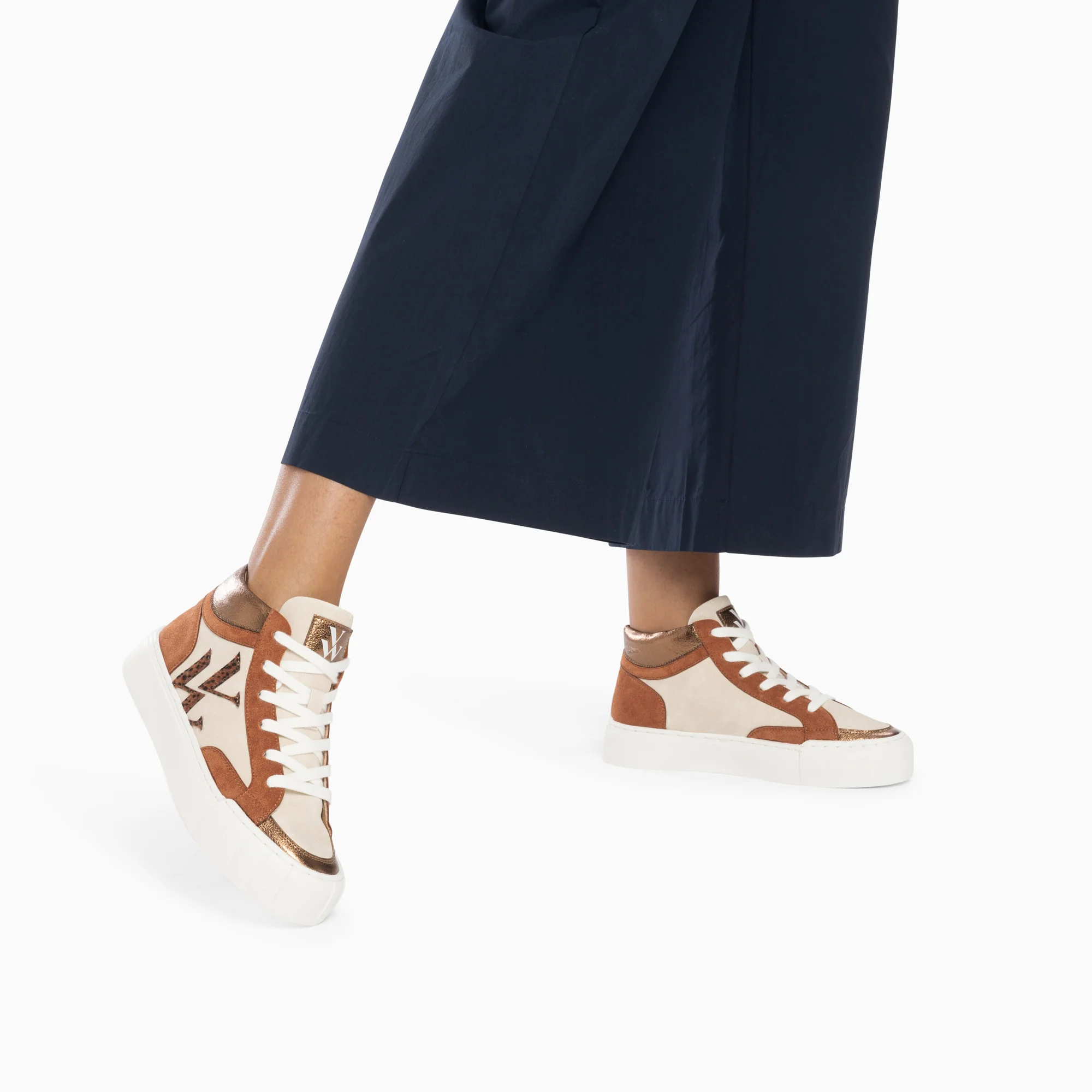 Sneakers-Baskets monogramme Suzie montantes beige et camel à lacets