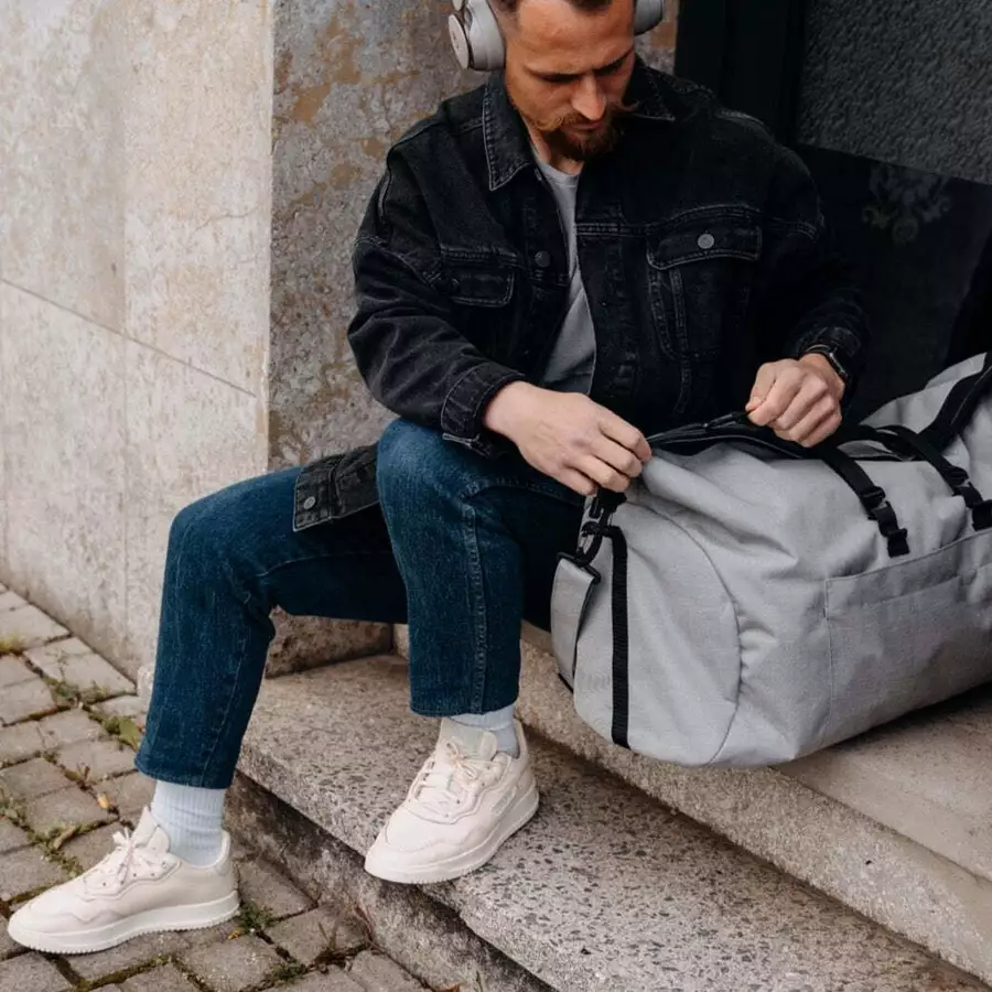 Anna und Oskar Faire Reisetasche Otto aus recyceltem Material Grau