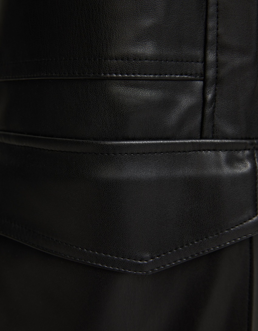 Calça cargo com vários bolsos e efeito couro