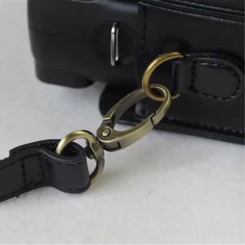 (14x14cm) Foto Kamera Ledertasche Transportbox aus Kunstleder für FUJI Instax Square SQ6 inkl. Schultergurt (108cm) - Schwarz