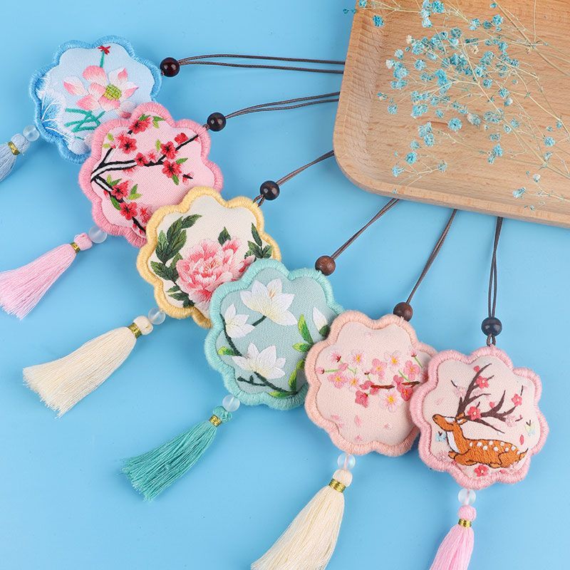 Embroidery Kingdom - DIY-borduurpakket met bloemenamuletten