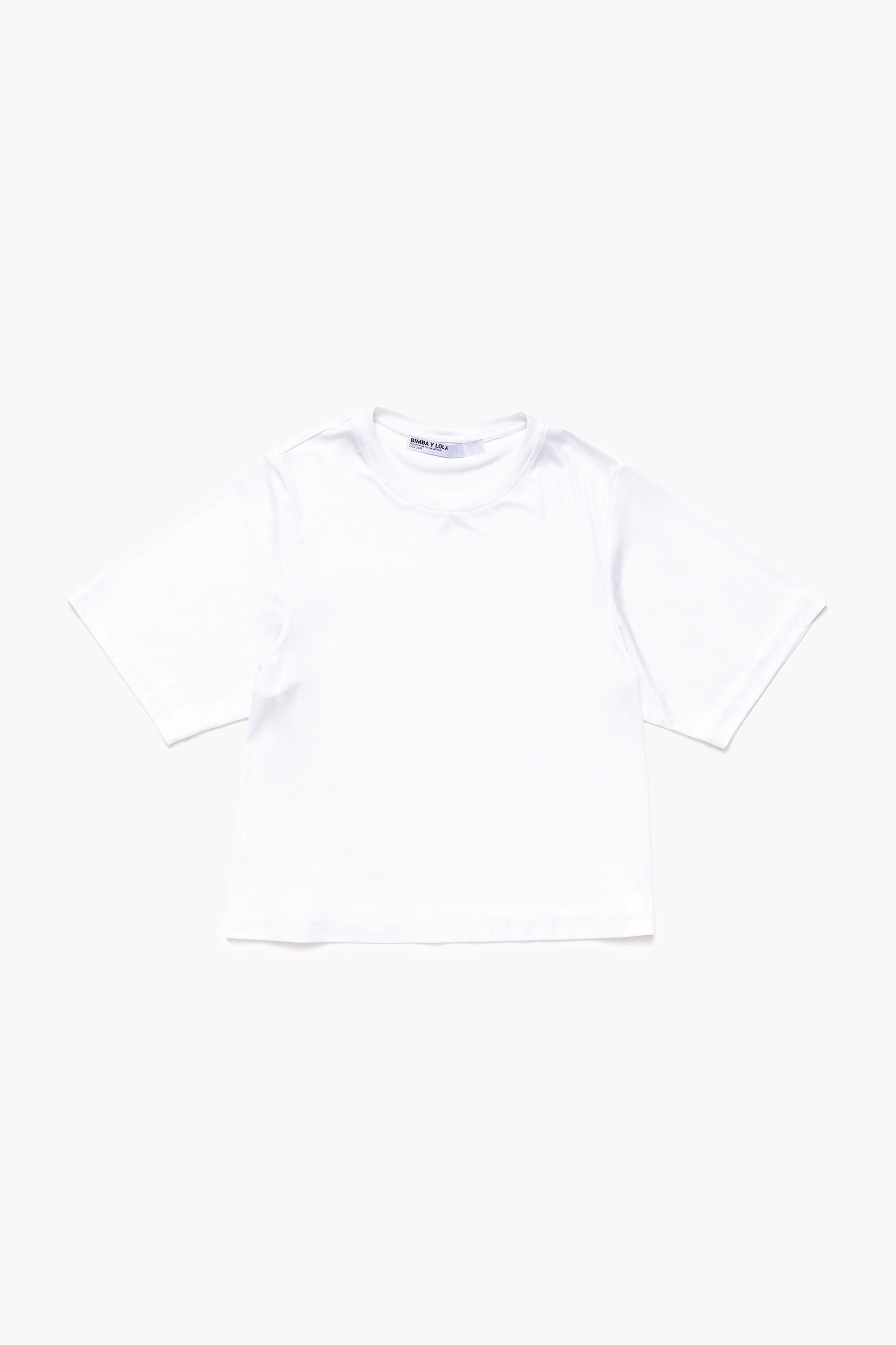 Camiseta cropped branca e fluida