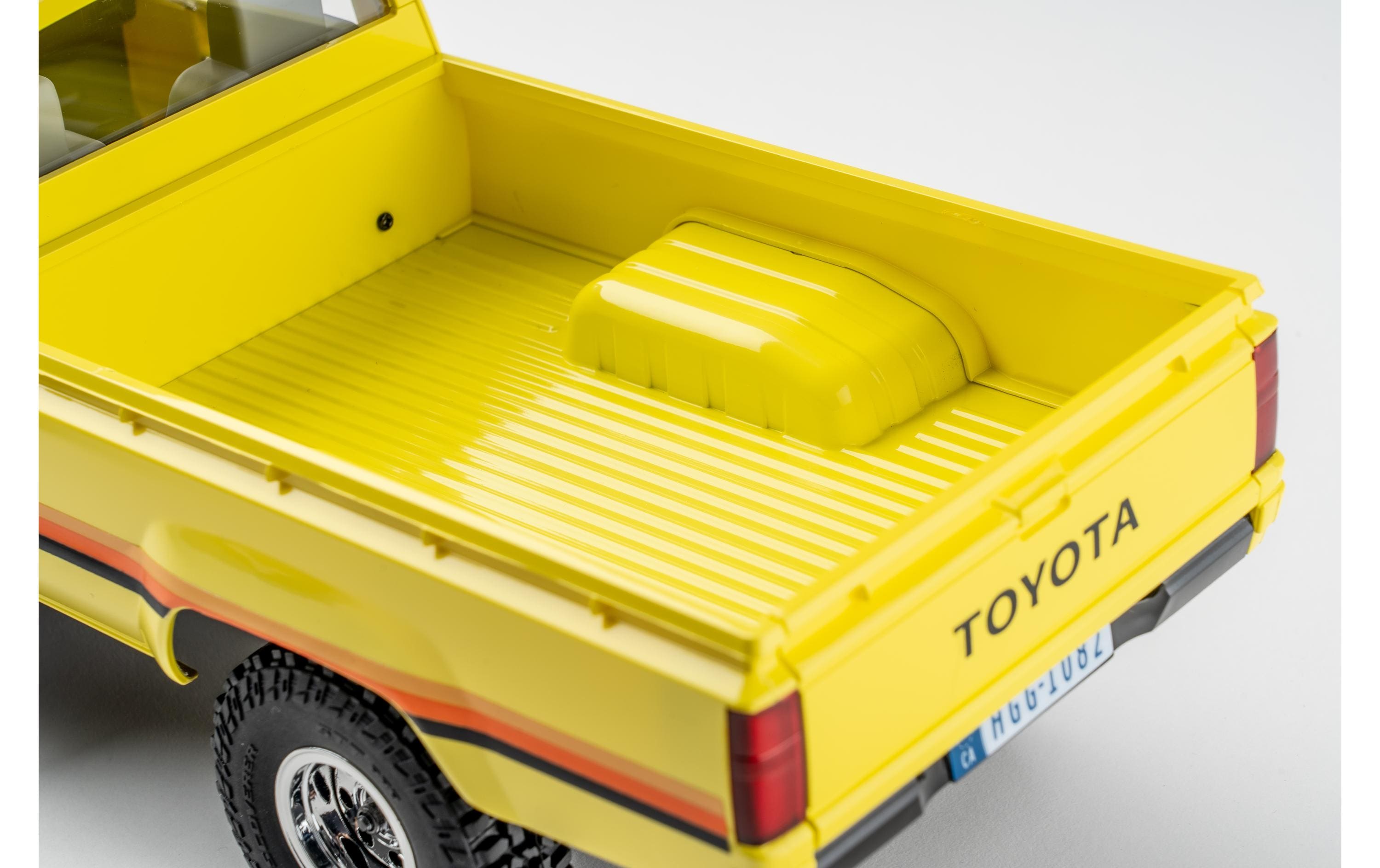 Scale Crawler Toyota Hilux 1983, 4WD RTR, 1:18<br>Detailgetreuer RC Pickup im Massstab 1:18
