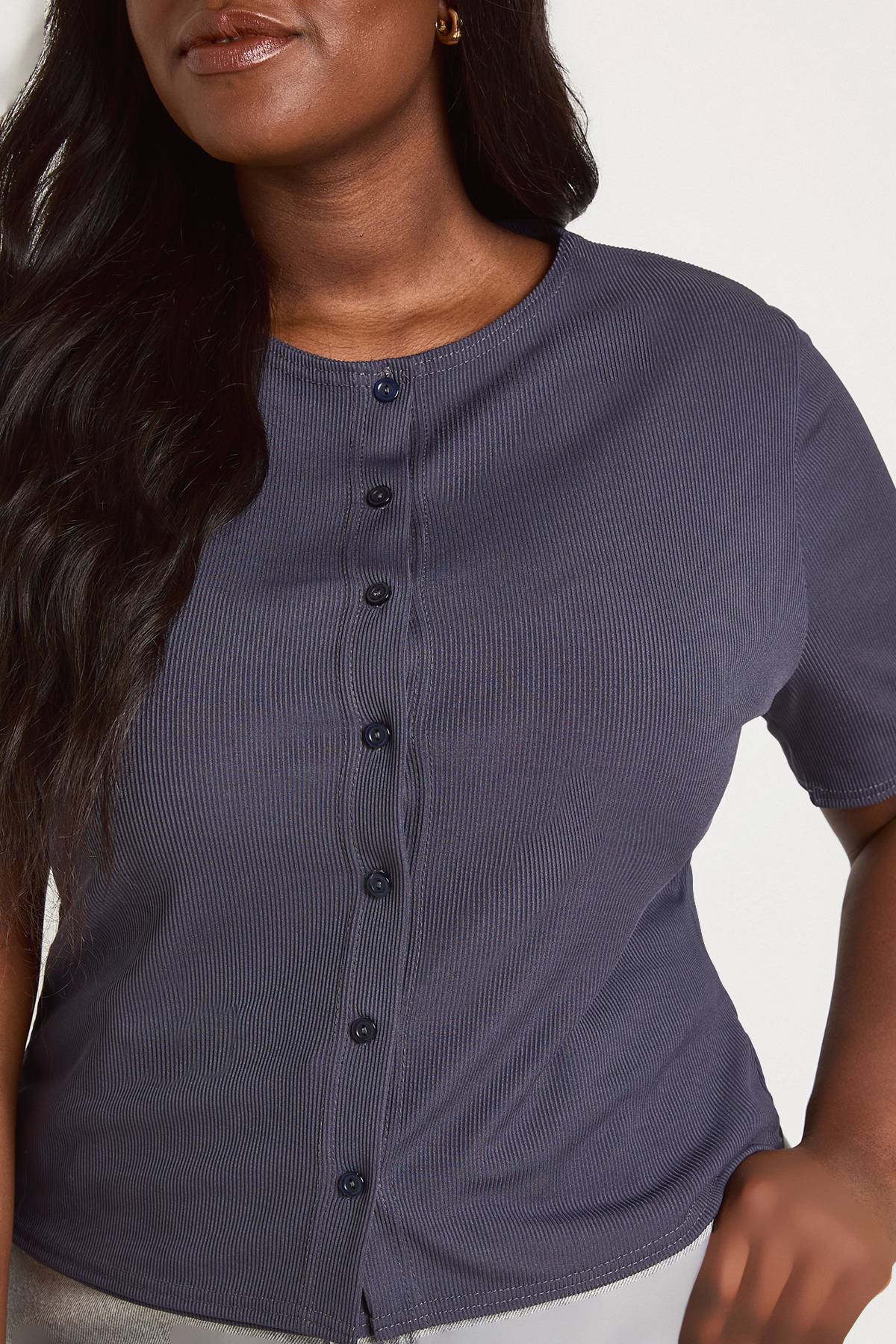 boohoo Haut À Manches Courtes Boutonnée Double Épaisseur Grande Taille