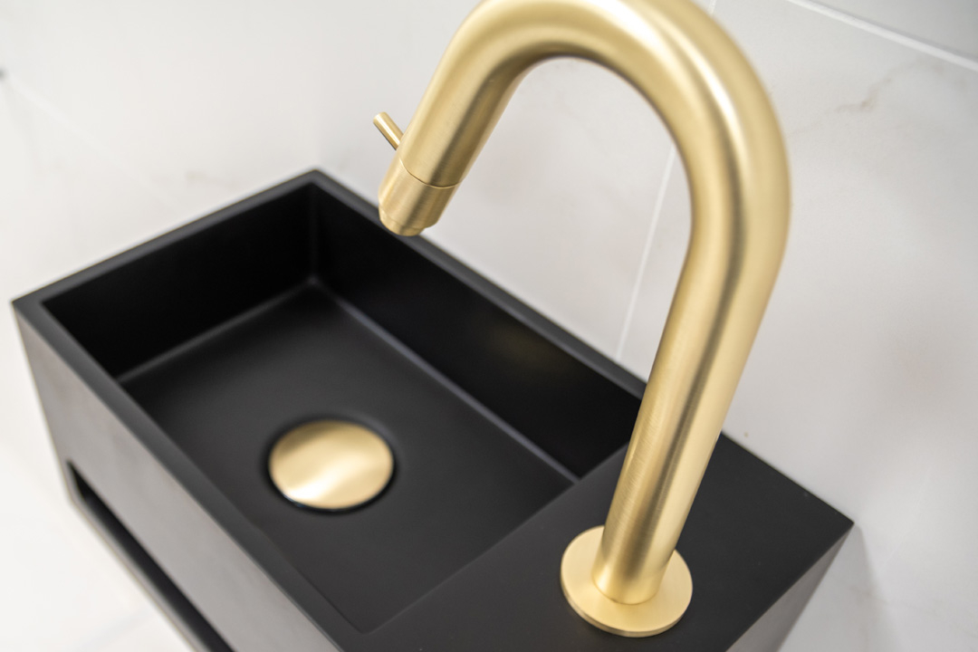 Saniclear Bali fonteinset rechts met mat zwarte fontein en gebogen gouden kraan
