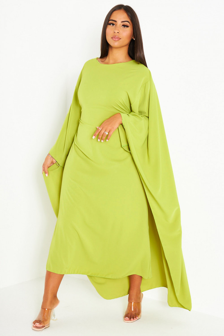 Robe verte ceinturée à empiècement cape
