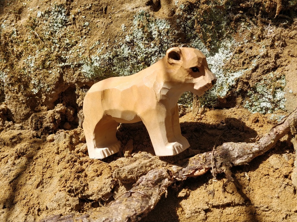 Figurine lionceau en bois