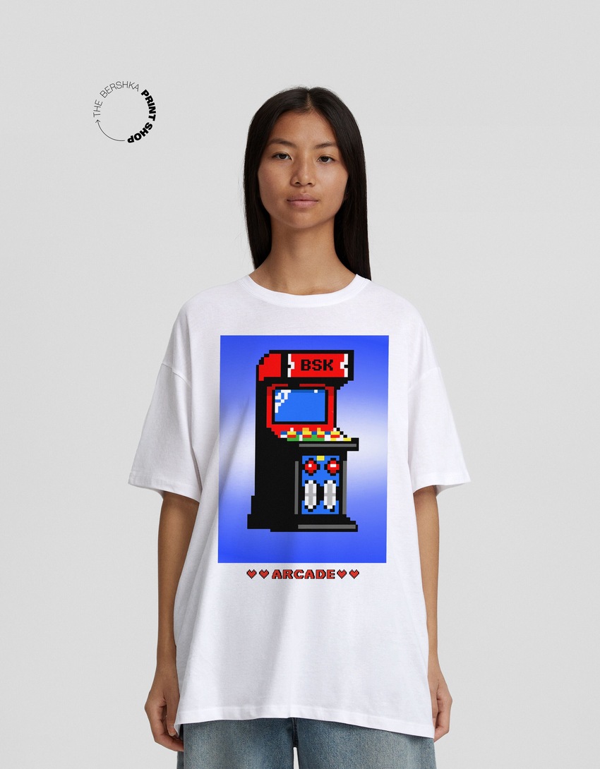 Camiseta de manga curta com modelagem quadrada e estampa da tendência atual.