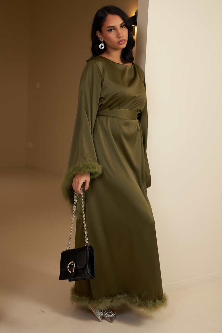 Robe longue kaki satinée et ceinturée à plumes