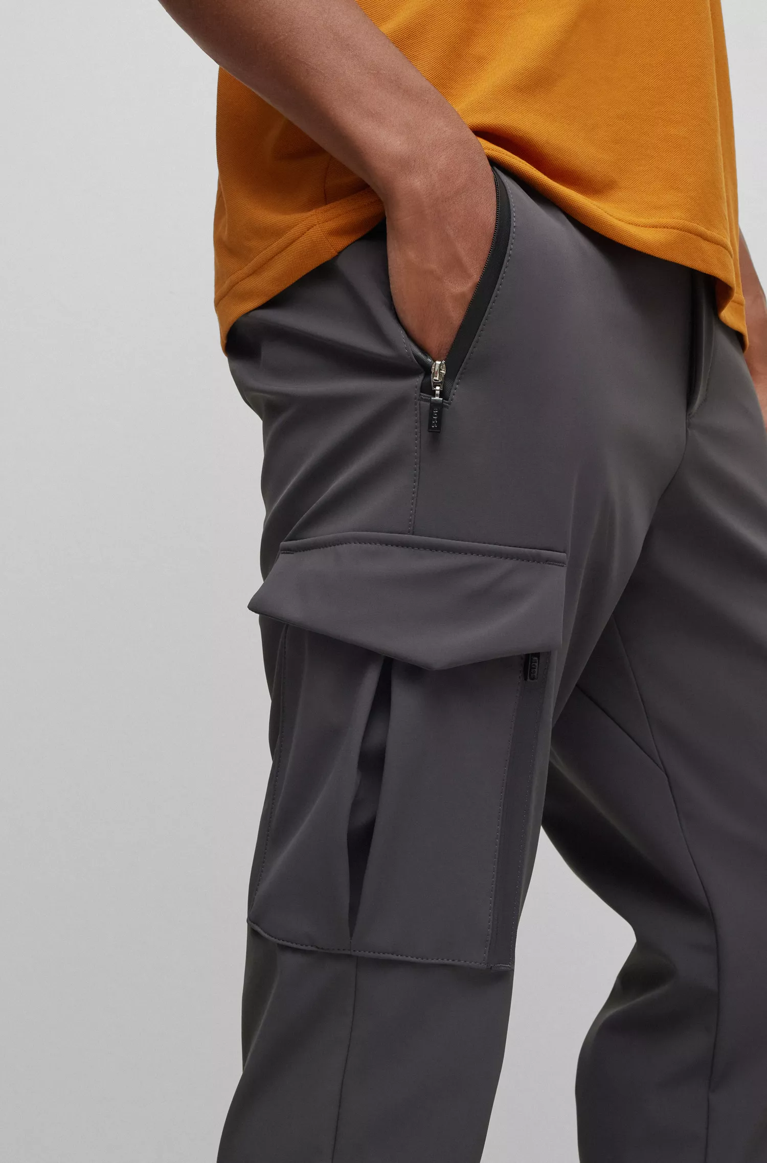Calça chino BOSS verde, corte regular, com bolsos cargo.