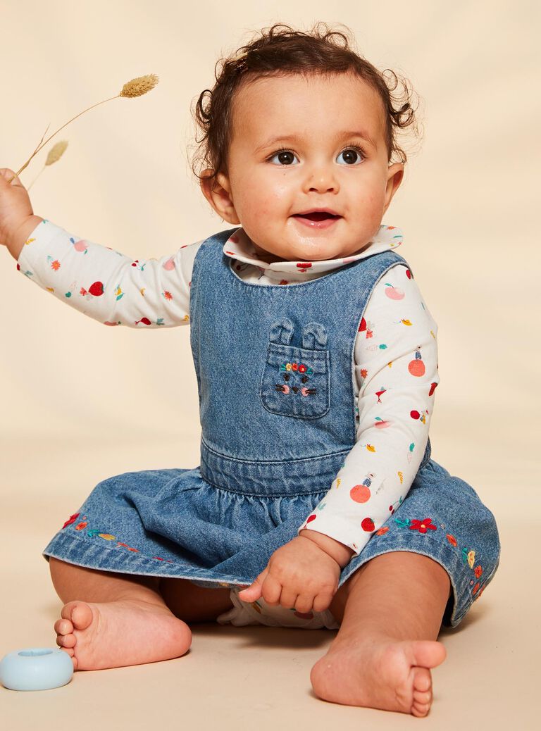 Robe chasuble en jean bleu et body écru