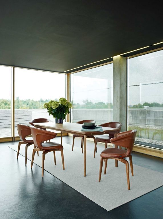 ClassiCon Munich Armchair stoel, eiken onderstel,  zwart leer
