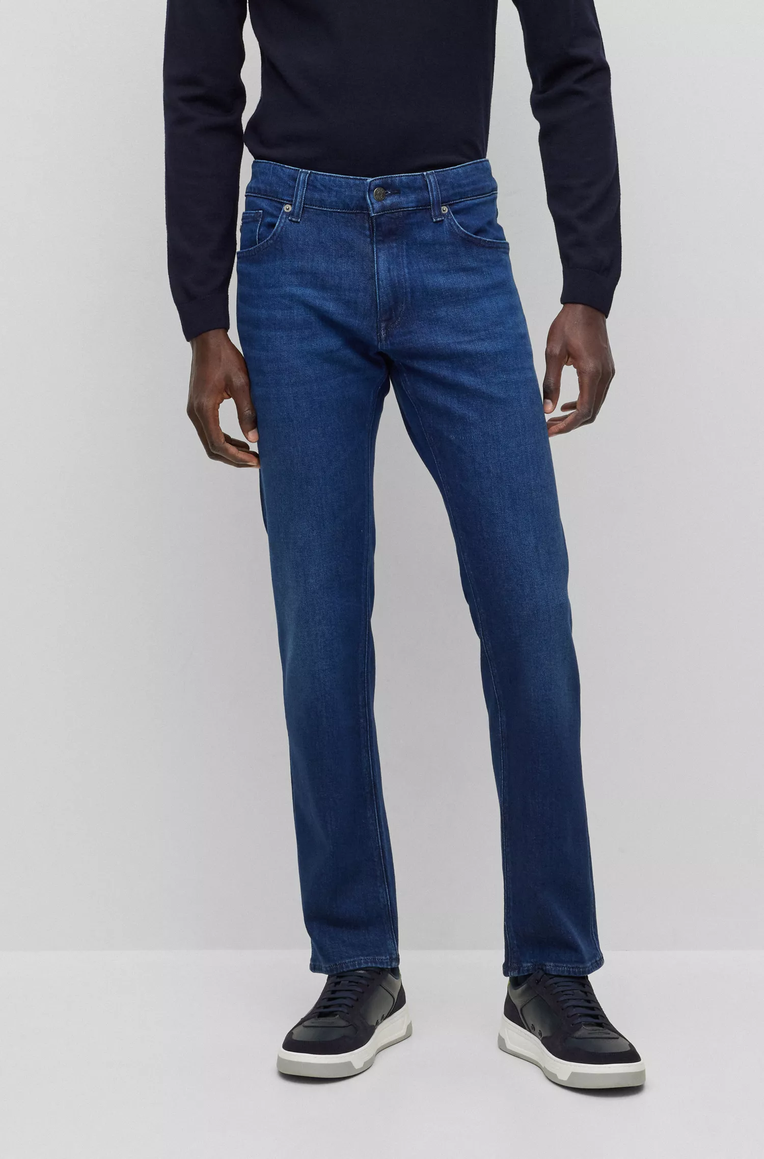 Calça jeans BOSS preta, corte regular, em denim azul-escuro com elasticidade confortável.