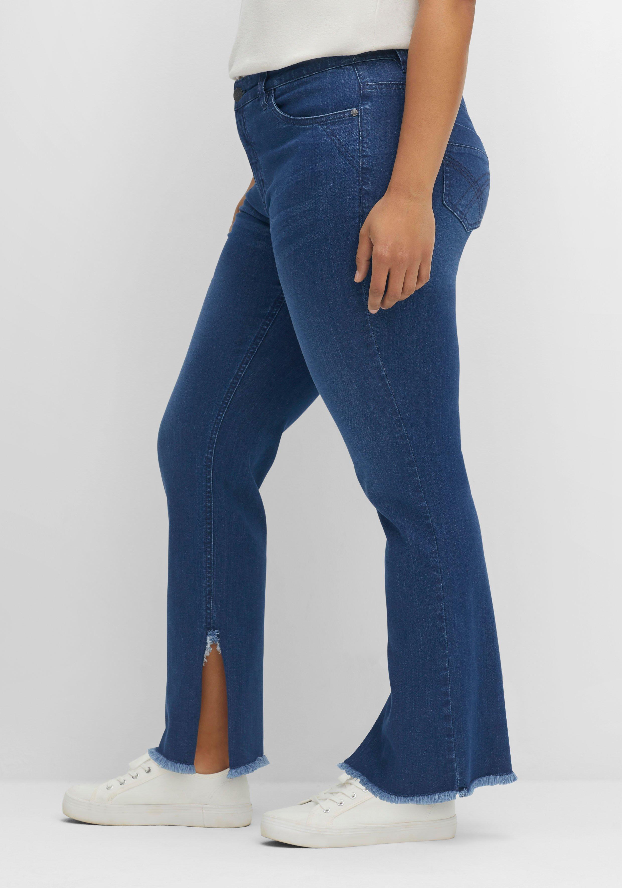 Gerade Jeans mit geschlitztem Innensaum