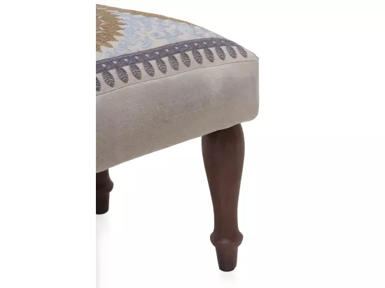 Pouf tapissé avec pieds en bois couleur lin