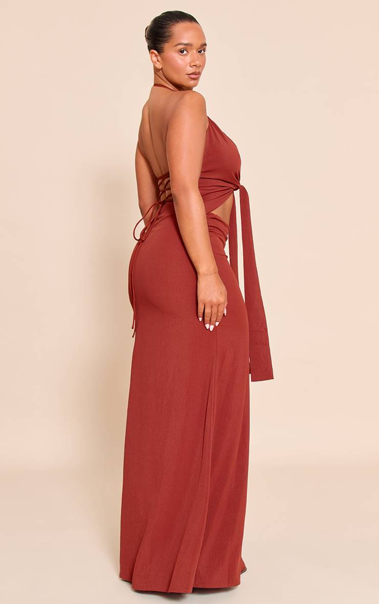 Rouge Profond Robe Longue Shape À Encolure Américaine Drapée En Satin Martelé