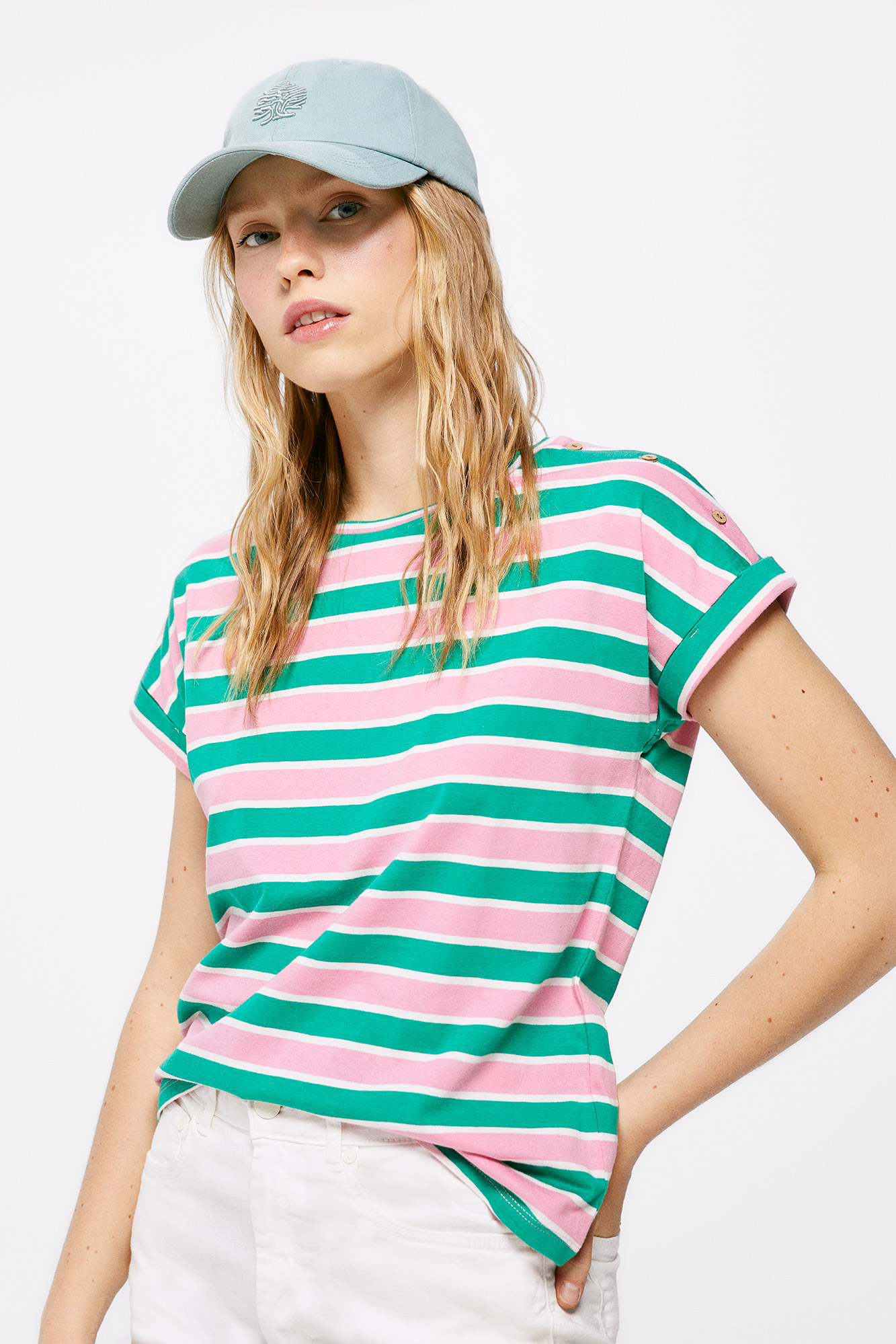 Camiseta estampada com botões no ombro