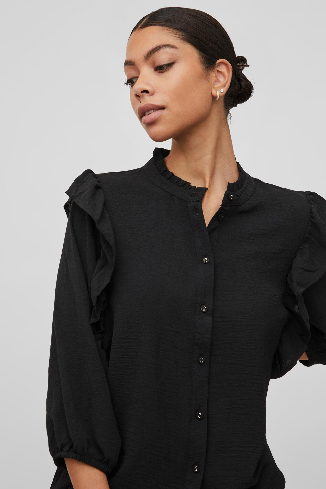 Blusa de manga comprida com babados. - Preta