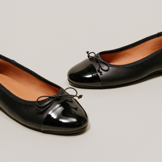 Ballerines à bouts ronds et nœuds  en vernis cuir noir