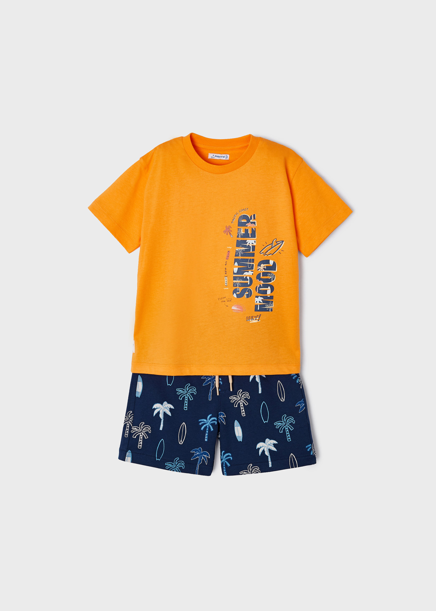 Conjunto de duas peças para meninos, confeccionado em algodão sustentável.