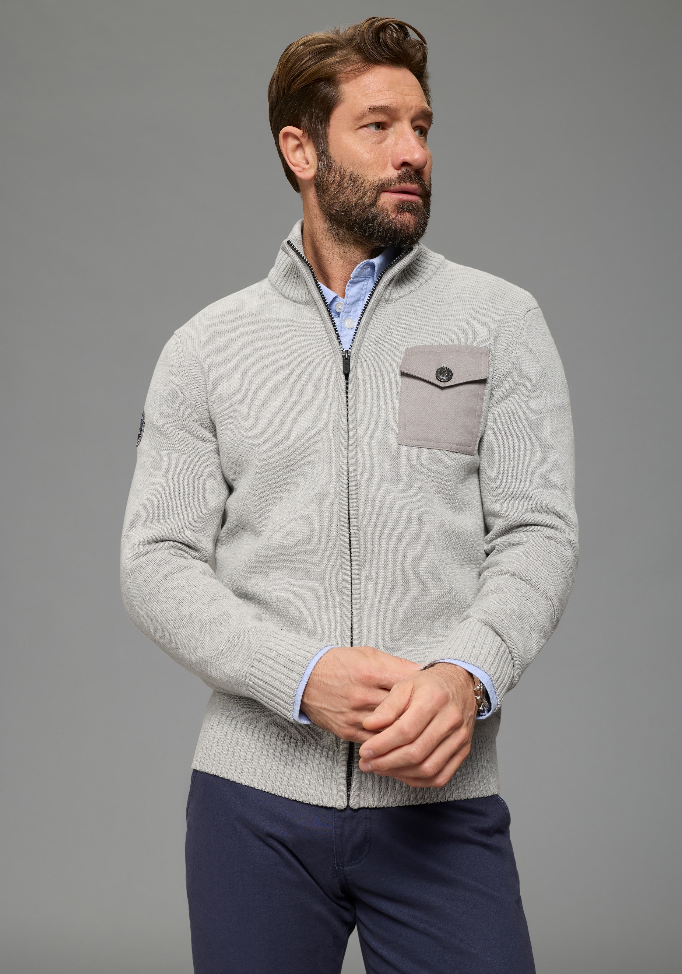 Man's World Strickjacke »Neue Kollektion! Highlight mit Tasche und Badge« casual Stil, mit Reissverschluss, Langarm, melierte Optik