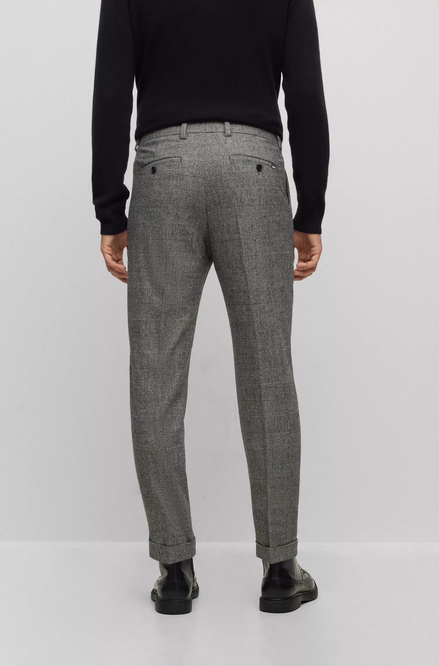 Calça BOSS preta de corte relaxado em tecido elástico xadrez.