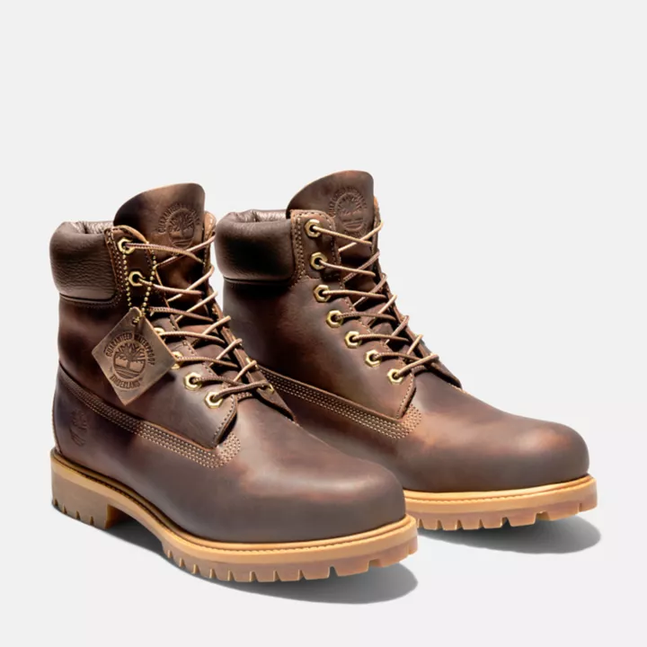 Bota Timberland Premium Heritage impermeável de 6 polegadas para homem, na cor marrom escuro.