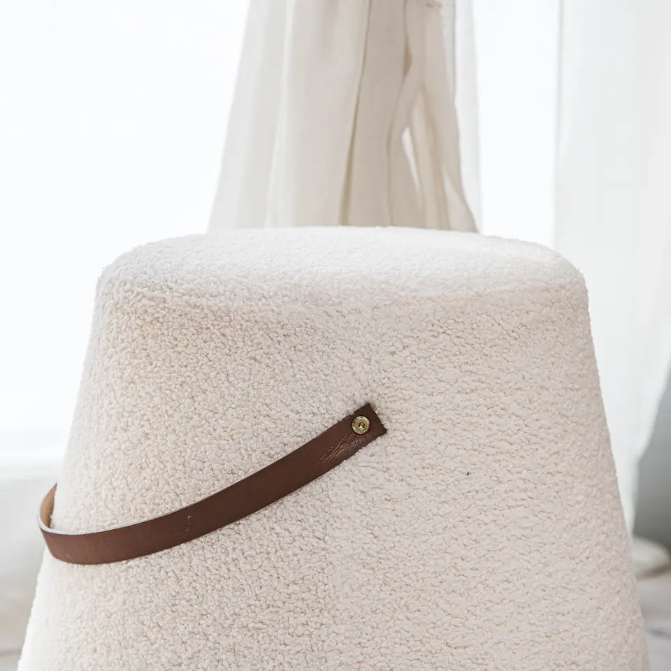 Poef met witte krullen in Scandinavische stijl
