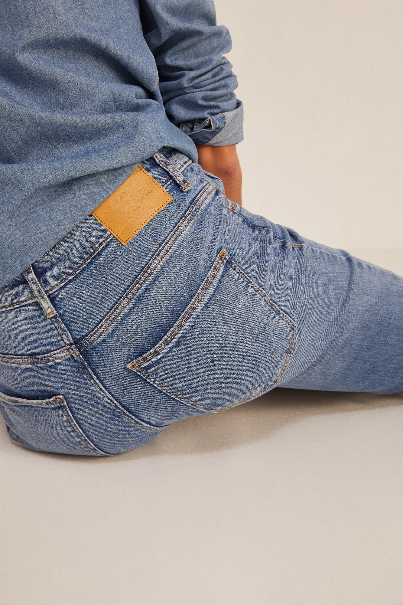 Calça jeans bootcut com lavagem sustentável - azul médio