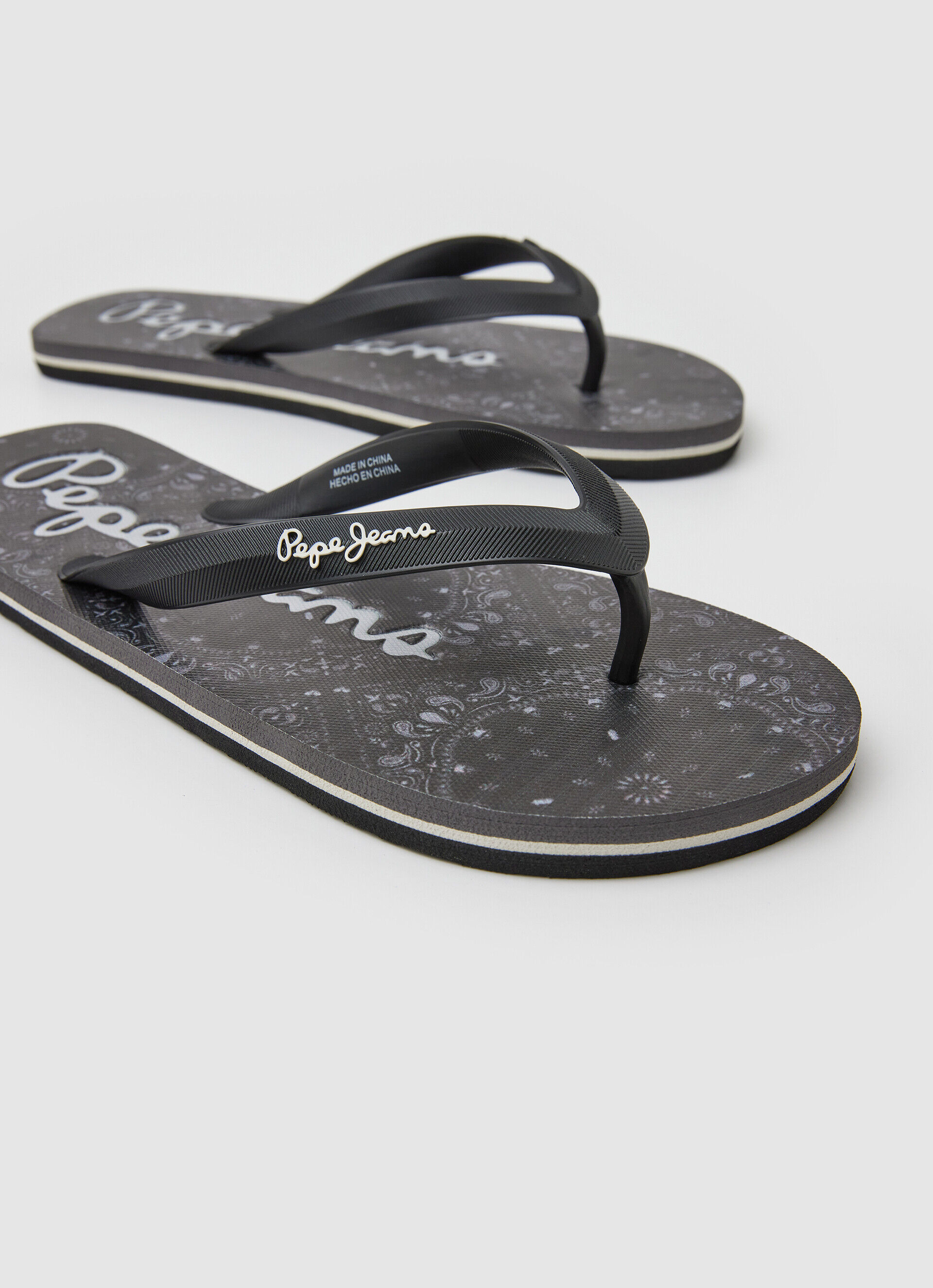 Chinelo de praia com estampa de baleia e bandana - preto