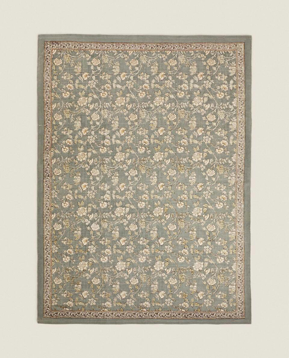 TAPETE COM ESTAMPA FLORAL EM BLOCOS