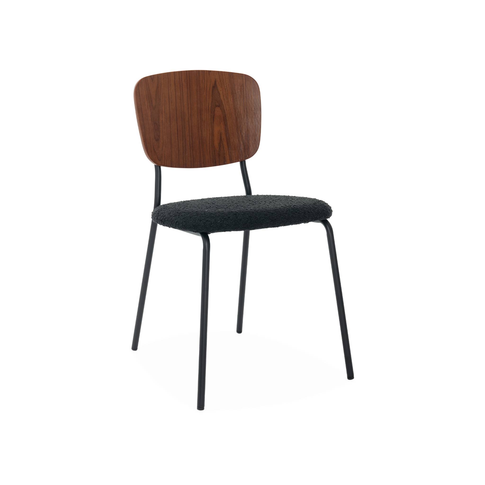 Lot de 2 chaises assise bouclette texturée noire. Dossier bois de peuplier courbé. Pieds en métal noir mat