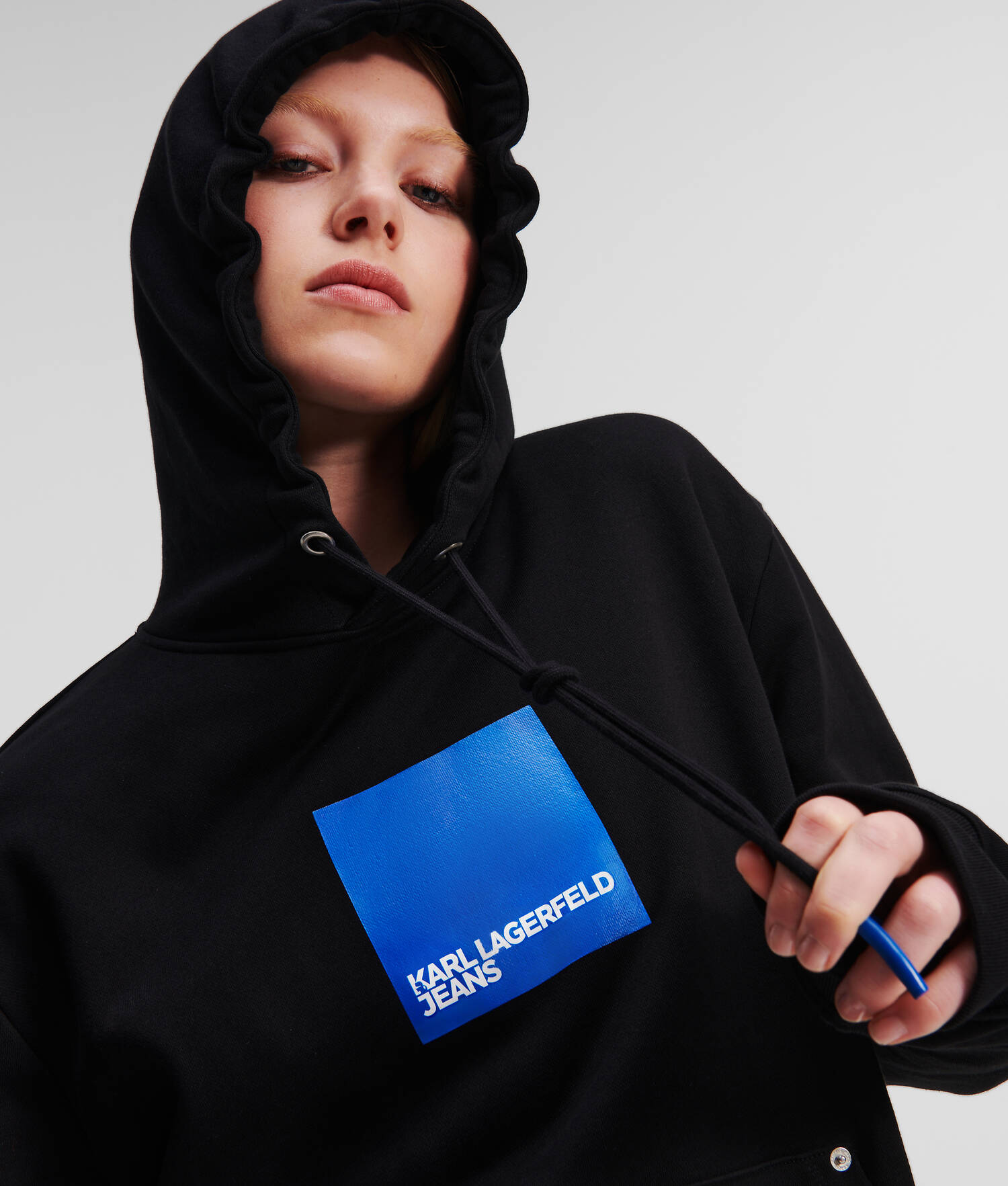 SWEAT À CAPUCHE AVEC LOGO KLJ ENCADRÉ