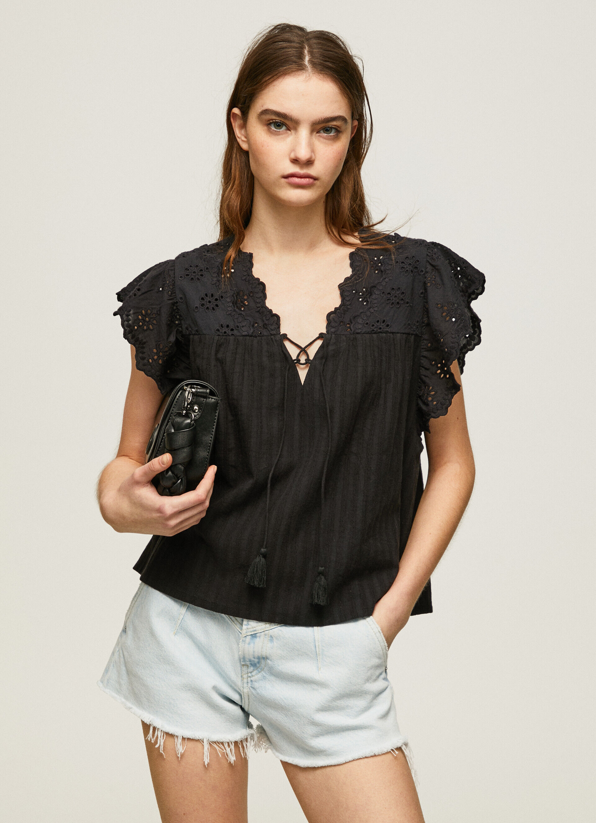 Blusa de algodão com detalhes vazados - preta