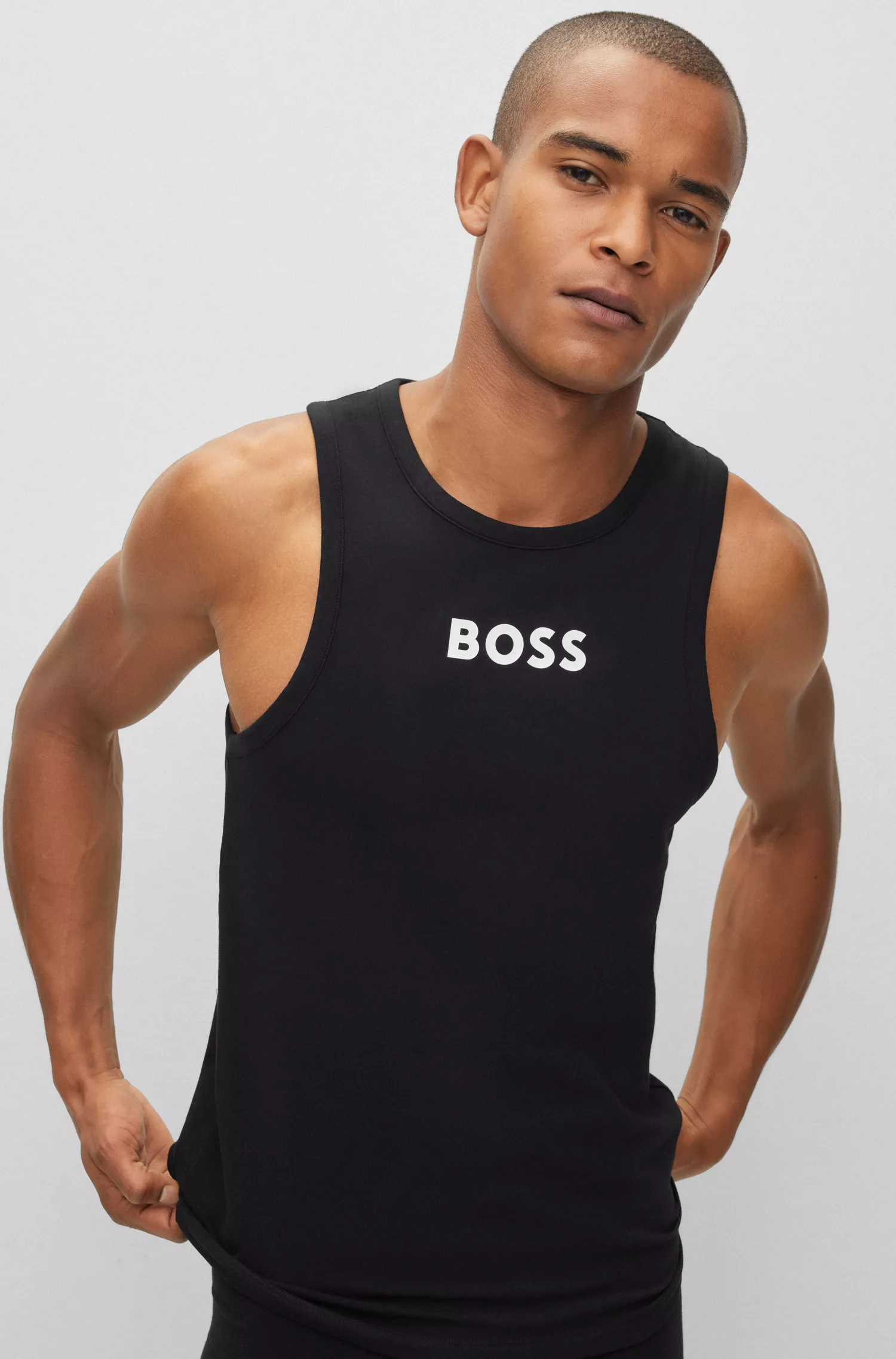 Regata BOSS preta em algodão stretch com costas nadador e logotipo contrastante.