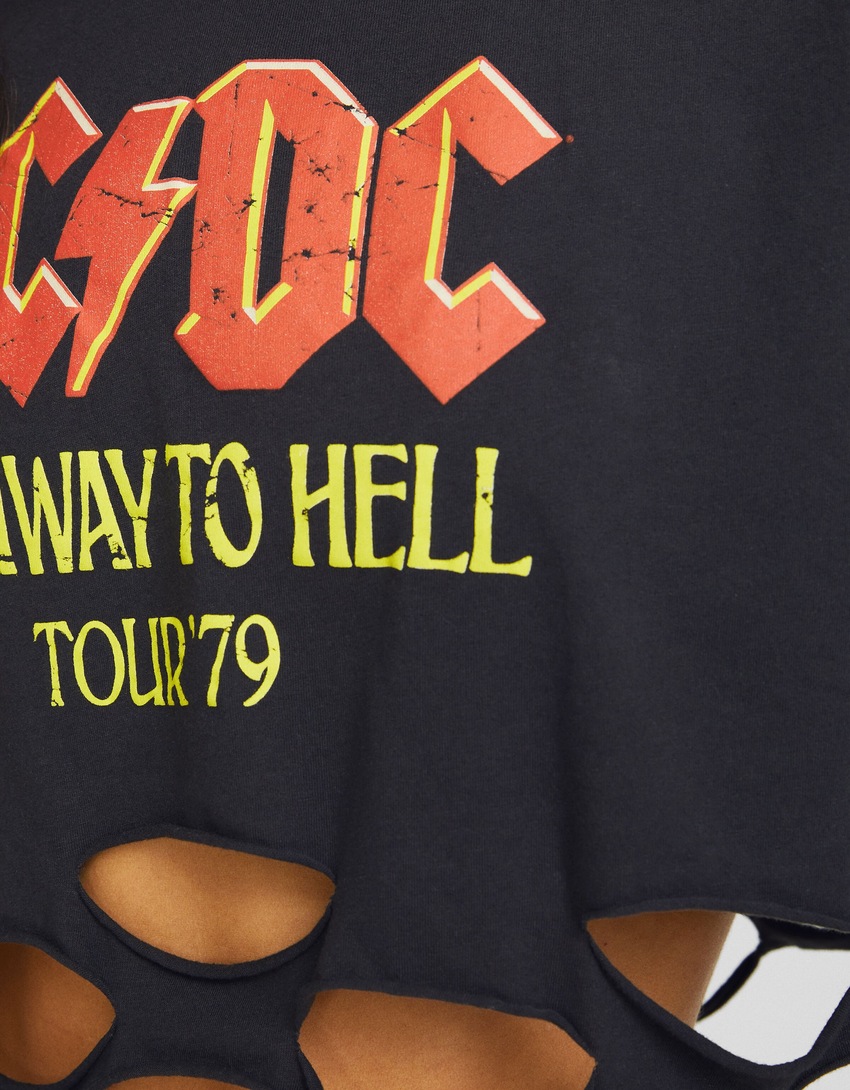 Camiseta de manga curta com estampa rasgada do AC/DC
