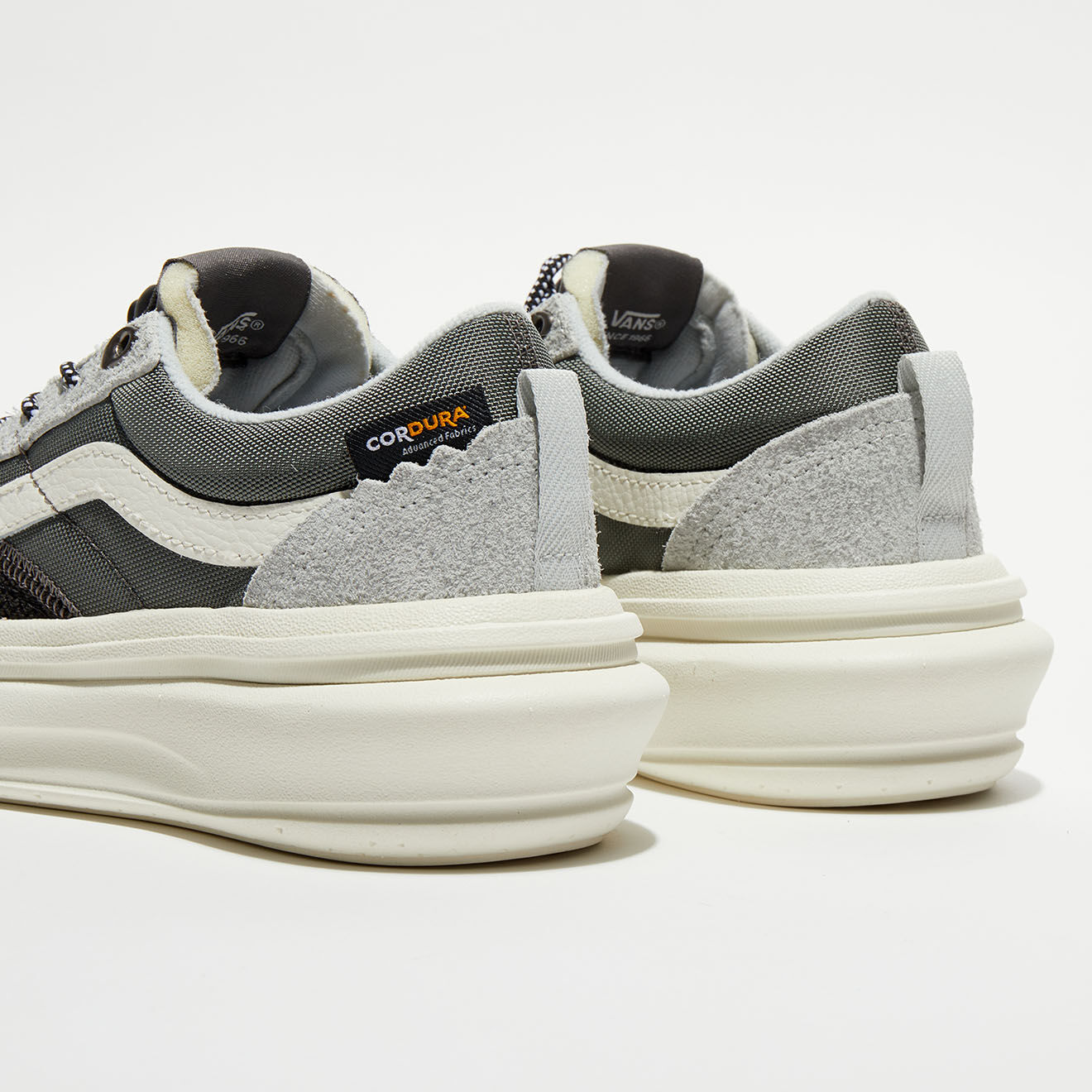 Vans Baskets Old Skool Overt Plus C gris/noir