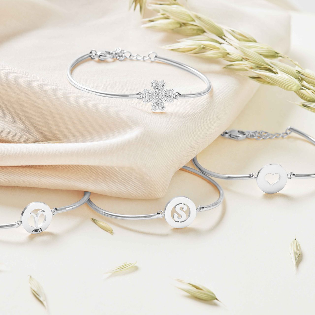 Stalen armband met letter - F