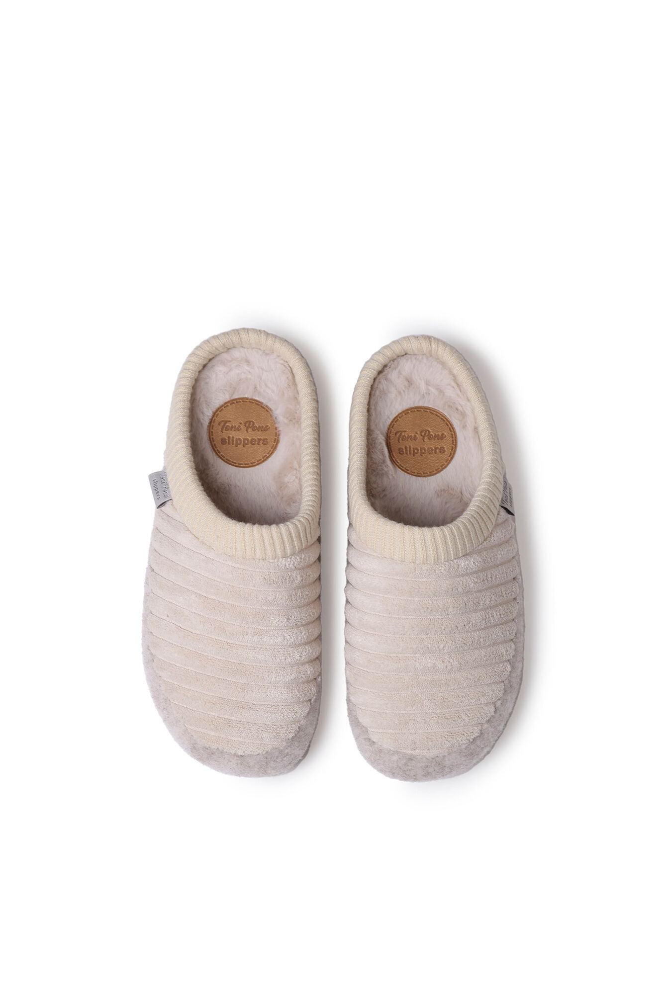 Pantufa feminina em feltro e pele sintética na cor cru.