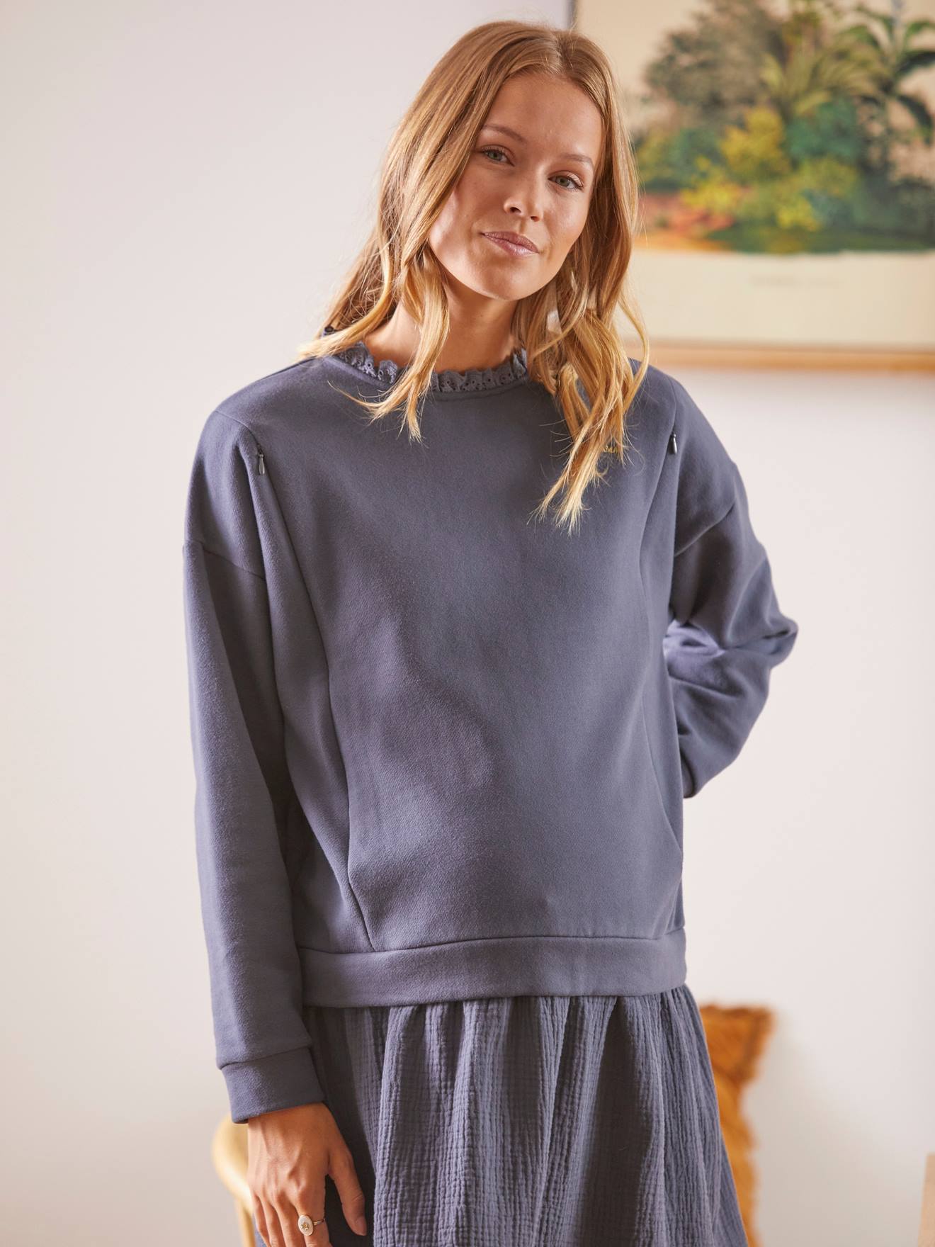 Vestido curto bicolor para gestantes e lactantes, liso cinza escuro com estampas.