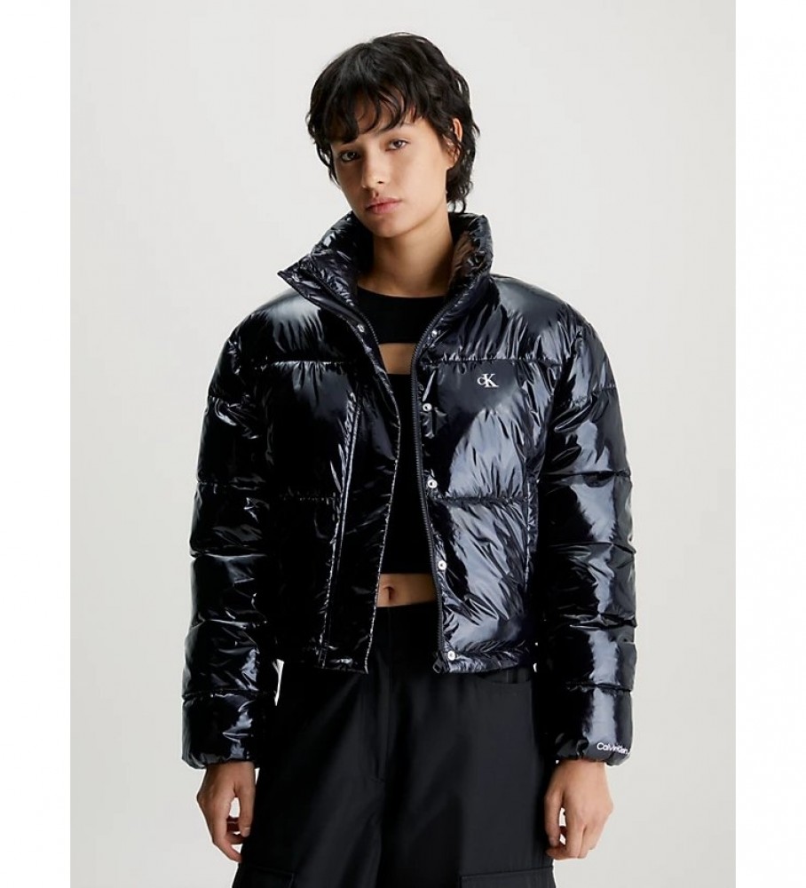 Jaqueta cropped de plumas preta super brilhante da Calvin Klein Jeans